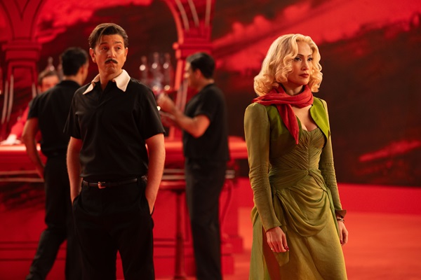 Diego Luna and Jennifer Lopez